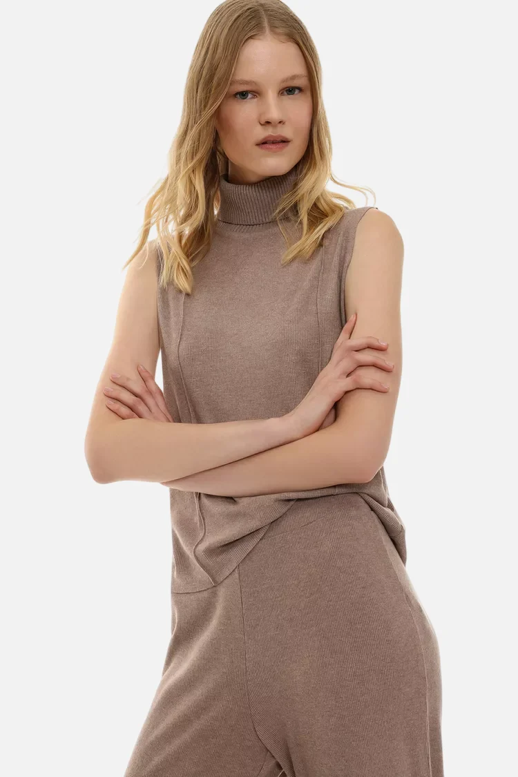 Soft-touch vest sweater - Image 4